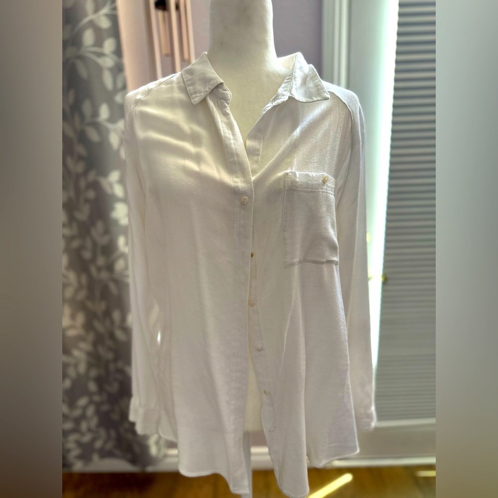 White relaxed, fit cotton button down shirt, long sleeves stradivirius size L